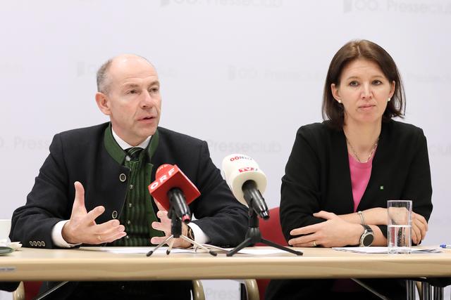 Agrar-Landesrat Max Hiegelsberger und Landwirtschaftskammer OÖ-Präsidentin LAbg. Michaela Langer-Weninger geben einen Ausblick auf das bevor liegende Agrarjahr 2020. | Foto: Land OÖ/Lisa Schaffner