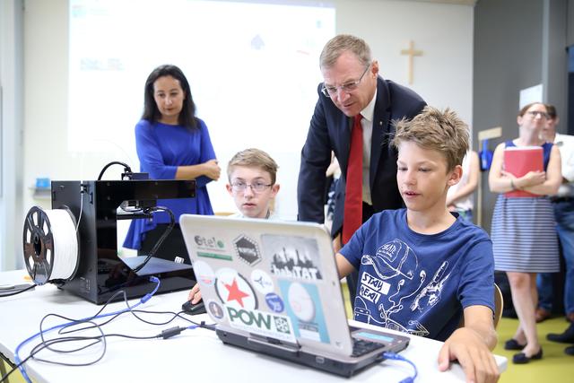 Landeshauptmann Thomas Stelzer setzt sich für die Bewusstseinsbildung potenzieller Gefahren für Jugendliche im Web ein.  | Foto: Land OÖ/Sabrina Liedl