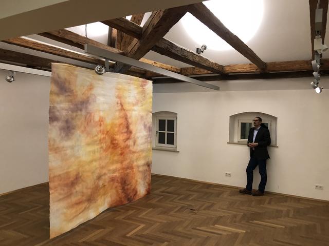 Gerberhaus-Obmann Karl Hermann sieht sich die Werke aus verschiedenen Perspektiven an.