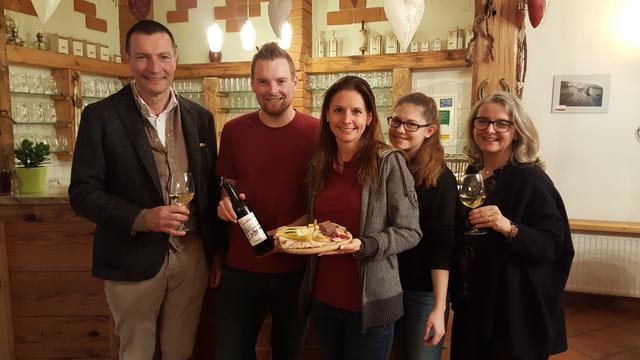 Eröffnungsfeier: Bürgermeister Harald Hahn, Lebensgefährte Christoph Eiböck, Inhaberin und Vizebürgermeisterin Barbara Heinreichsberger, Tochter Laura Heinreichsberger und Ingrid Hahn