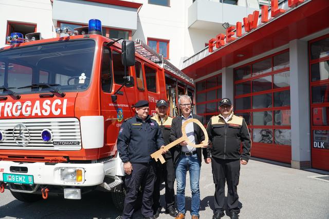 Ein besonderer Moment im vergangenen Jahr: Die Feuerwehr Reutte übergab  im Juni im Beisein von Bürgermeister Luis Oberer ein altes Fahrzeug an Kameraden aus Kroatien. | Foto: Reichel