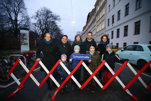 Vor der Volksschule Märzstraße gilt ab sofort: Autos müssen zwischen 7.30 und 8 Uhr draußen bleiben.