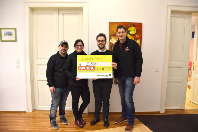 Der Freizeit-und Jugendverein übergab die Spende an Marcel Resch.