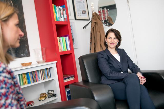 Kanzleramts- und Europaministerin Karoline Edtstadler im Gespräch mit Julia Hettegger, Chefredakteurin Bezirksblätter Salzburg.
