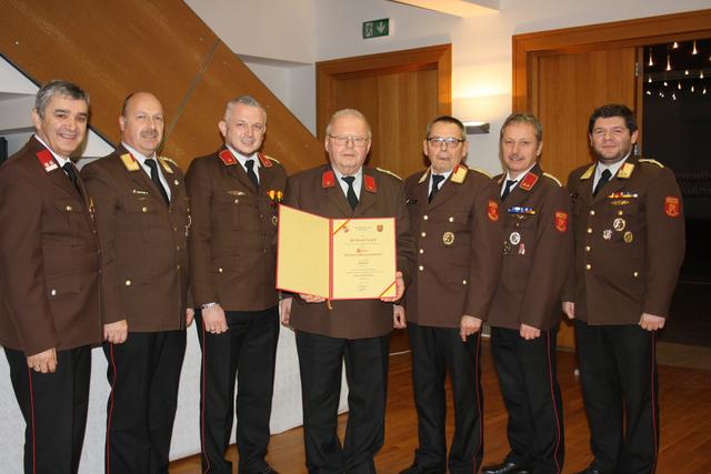 vlnr: Bgm. LAbg. Walter Temmel, 1. Bezirkskommandant-Stv. Martin Geißegger, Kommandant-Stv. Claus Gratzer, Ehrenfeuerwehrkommandant Rudolf Legath, 2. Landeskommandant-Stv. Richard Bauer, Abschnittskommandant Reinhold Peischl und Kommandant Emmerich Zax jun.