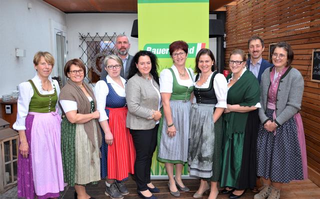 vlnr: Maria Luise Unterberger, Birgit Lankmaier, Christina Bramberger, BB-Bezirksobmann BBKO Christian Zierler, Johanna Haider, Anni Wimmer, Bettina Zopf, Gerl Martina, BB Bezirksobmann Stv. Anton Pühringer und Hermine Massak.