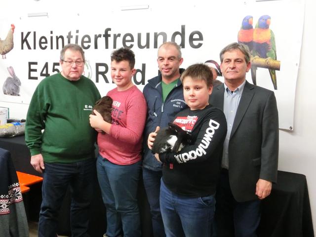 v.l.: Josef Wageneder, Oliver Junger, Roland Angermayr, Moritz Brandl, Obmann Alois Krautgartner | Foto: Kleintierzuchtverein Ried E45