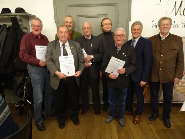 Hermann Eglseer, Richard Scheinecker, Reg. Obm. Stv.
Reinhard Lindner, Kurt Stieger, Chorleiter Ewald Gargitter, Ehrenobmann Fritz Röck, Bgm. Gerhard Obernberger, MGV-Obmann Wolfgang Eglseer (v.li.)