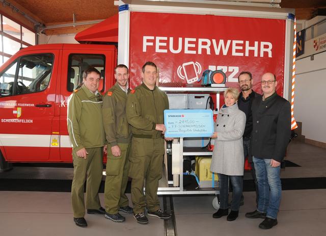 Spendenübergabe, v. l.: Karlheinz Pillinger, Florian Horner und Josef Ganhör (alle FF) sowie Christiane Pirklbauer, Josef Enzenhofer und Michael Manzenreiter (alle Bürgerliste).