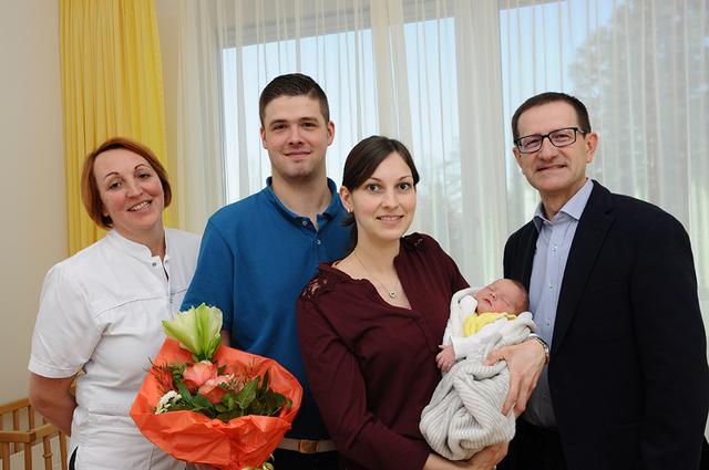 Das Rieder Neujahrsbaby Valentina mit ihren Eltern Monika und Tobias sowie Hebamme Gerlinde Feichtlbauer (links) und Geschäftsführer Johann Minihuber (rechts).