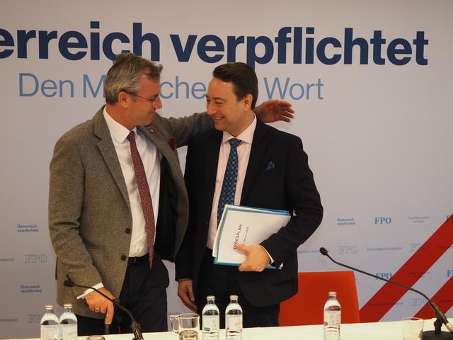 Innige Umarmung beim Pressegespräch der FPÖ im Hotel Falkensteiner in Leoben (Stmk.) anlässlich der Klausur des Parteivorstands zwischen Norbert Hofer (FPÖ Bundesparteiobmann) und Manfred Haimbuchner (FPÖ-LHStv. OÖ).