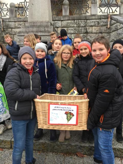 Die 1b-Klasse der NMS Unterweißenbach auf dem Weg in den Sozialmarkt.
