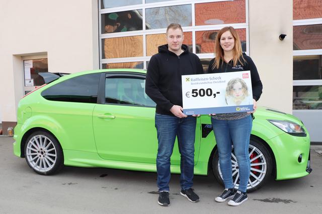 Daniel und Katrin Holzapfel spenden 500 Euro.