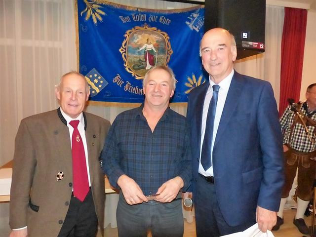 v.l.n.r: Obmann Karl Zinnöcker, Schätzmeister Leo Reiter und Bürgermeister Herbert Kumpfmüller