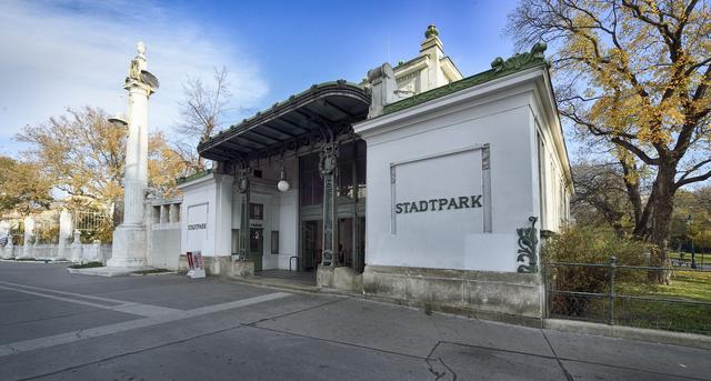 In der U-Bahnstation Stadtpark wurden die Buchstaben der Stationsschilder abmontiert.