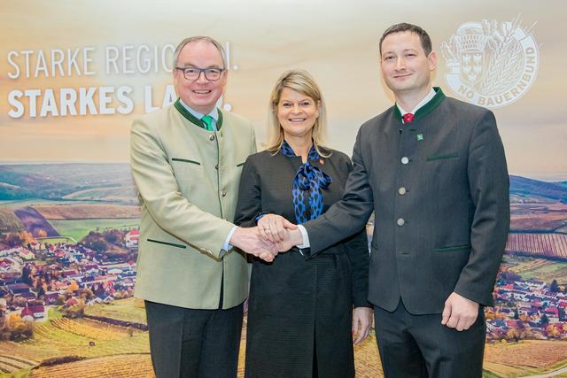 v.l.n.r.: NÖ Bauernbundobmann LH-Stv. Stephan Pernkopf, Bundesministerin Klaudia Tanner und NÖ Bauernbunddirektor Paul Nemecek