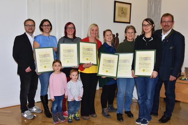 Vizebürgermeister Erich Stubenvoll, Astrid Tröstl, Ella Baumgartner, Marika Baumgartner, Nora Baumgartner, Elisabeth Neckam, Elisabeth Vyvadil, Brigitte Grünauer, Bianca Kosch und Bürgermeister Christian Balon.