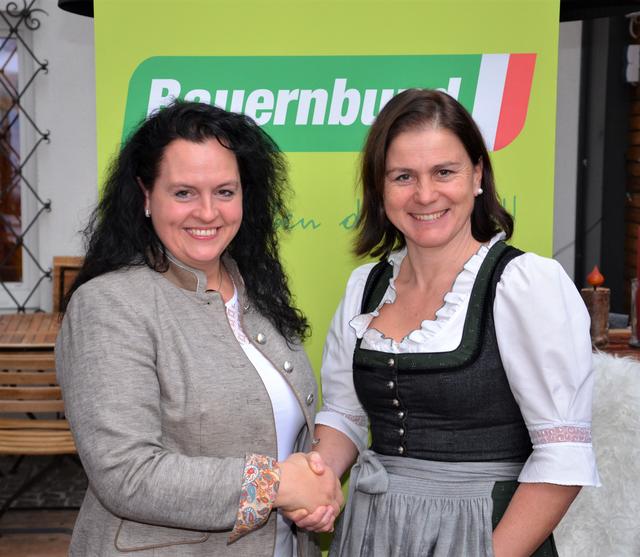 Landesbäuerin Johanna Haider mit Bezirksbäuerin Abgeordneten zum Nationalrat Bettina Zopf.