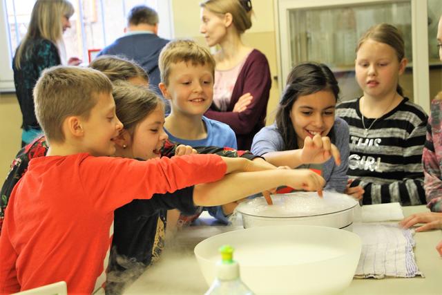Im Physiksaal der NMS Hitzendorf zeigen Schüler beim Tag der offenen Tür spannende Experimente.