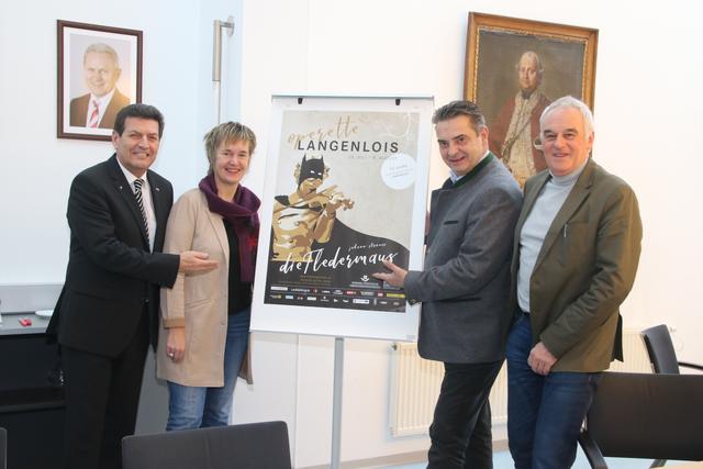 Harald Leopold, Brigitte Reiter, Christoph Wagner-Trenkwitz und Robert Stadler (von links) mit dem neuen Fledermaus-Plakat.