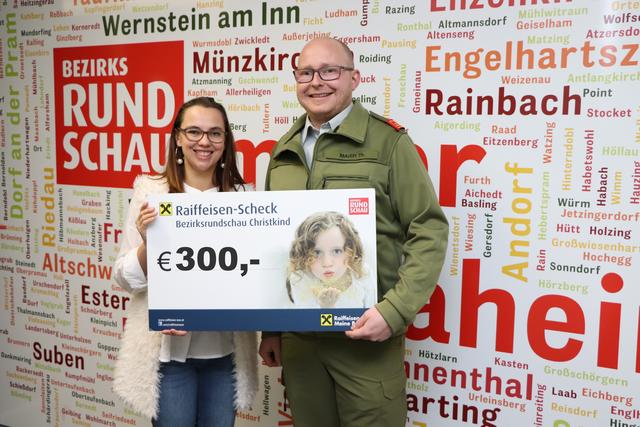 Thomas Maier, Kommandant der Freiwilligen Feuerwehr Brunnenthal, übergab 300 Euro für das BezirksRundschau Christkind an Redakteurin Judith Kunde. | Foto: Melanie Bachmayer