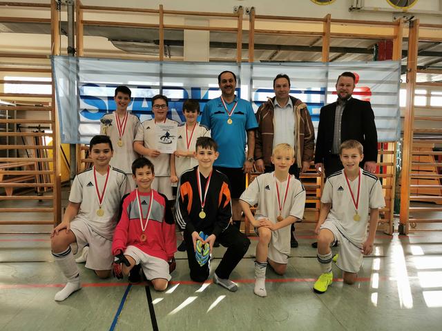 Die siegreichen Kicker aus Ranshofen mit Trainer Wolfgang Korinek, Hans-Peter Pallasser von der Bildungsregion Braunau und Sebastian Zechmeister von der Sparkasse.