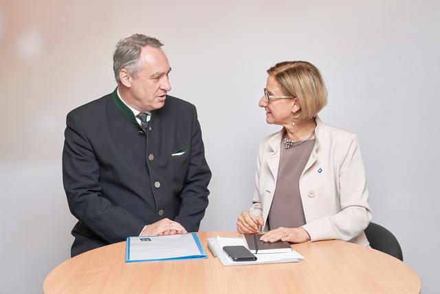 Bürgeremeister Josef Schmidl-Haberleitner im Arbeitsgespräch mit Landeshauptfrau Johanna Mikl-Leitner.