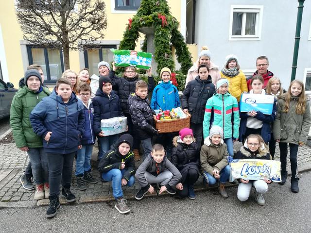 Die 2b-Klasse der NMS Unterweißenbach kurz vor der Übergabe im Sozialmarkt. Es brauchte mehrere Träger, um die Spenden abgeben zu können.