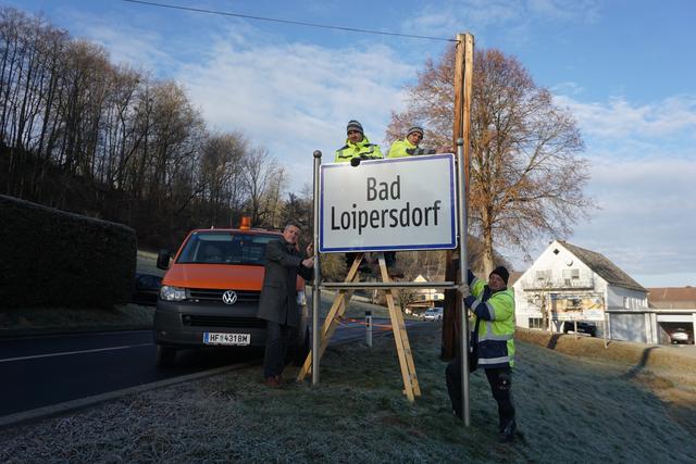 Nach den Weihnachtsfeiertagen wurde mit der Montage der neuen Ortstafeln im Bäderkurort begonnen. | Foto: WOCHE