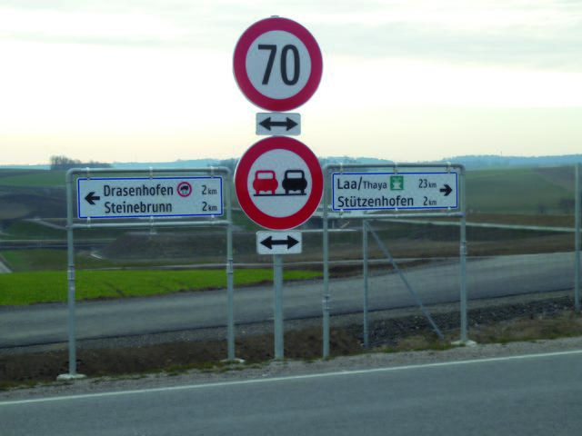 Hinweistafeln bei der Abfahrt "Drasenhofen West" – Kleinschweinbarth fehlt (man sollte nach rechts fahren!).