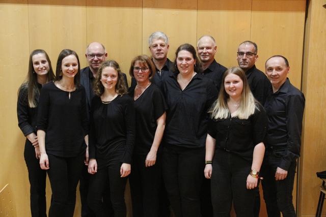 Die geehrten Musiker und Jungmusiker.
v.l.n.r.: Jugendreferentinnen Julia Lang und Jasmin Mayrhofer, Bezirksobmann Wolfgang Panholzer, Annika Gierlinger, Andrea Mairhofer, Kapellmeister Ludwig Mayrhofer, Edith Mairhofer, Obmann Karl Mayrhofer, Miriam Leithner, Christian Leithner, Markus Kropfmüller