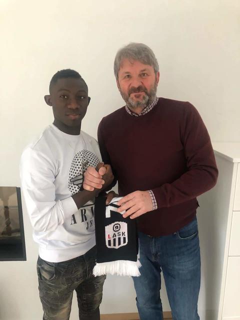 LASK-Vizepräsident Jürgen Werner (r.) freut sich über die Verpflichtung von Ibrahim Drame (l.), der beim LASK bis zum Jahr 2023 unterschreibt.