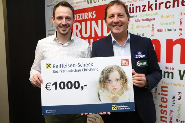 Andreas Osterkorn nimmt den Scheck von Herbert Bauer (Brau Union) entgegen.