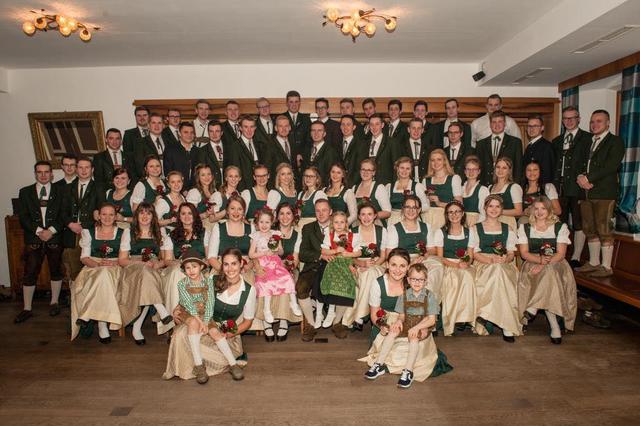 Die beinahe 70 Mitglieder der LJ Ebeschwang in maßgeschneiderter Tracht.