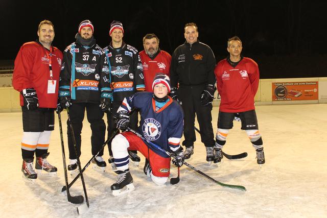 Sektionsleiter Frank Haas (li.) mit Andi Kristler (2.v.li.), Philipp Lukas (3.v.li.) und Spielern der Ice-Tigers