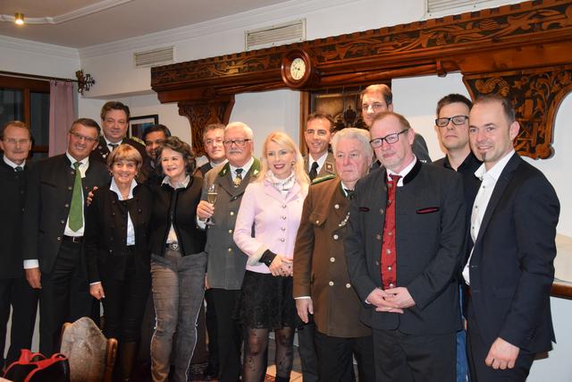 Kameradschaftsbund-Präsident Hermann Hotter (Mitte mit Glas) und die Ehrengäste aus Politik, Kirche und Zivilgesellschaft beim Neujahrsempfang des Wörgler Kameradschaftsbundes.