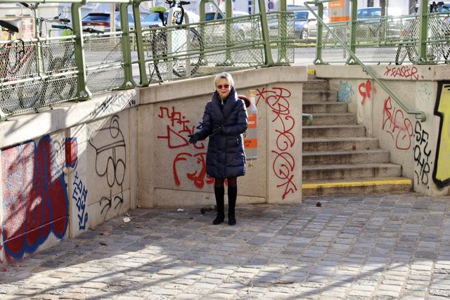 ÖVP-Bezirksrätin Maria Blazej will den Eingangsbereich zur Stiegengasse wieder schön sehen.
