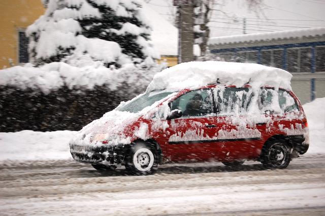 So nicht: Mit „Schnee-Auto“ fahren ist strafbar.