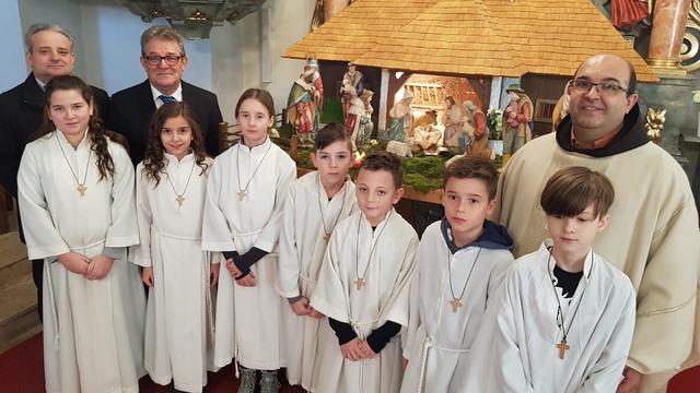 Pfarrkirchenrat Stefan Karall, Bürgermeister Rudolf Berlakovich und fra. Zoran Tadić mit den Großwarasdorfer Ministrantinnen und Ministranten Sophie, Lara, Viktoria, Daniel, Alex, Clemens und Patrick