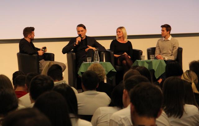 Diskussionsrunde mit erfolgreichen Unternehmern bzw. einer Unternehmerin.