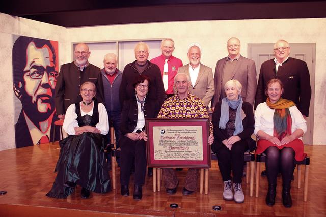 Die bei der Premiere anwesenden Gründungsmitglieder, hinten, v. li.: Werner Roßmann, Herbert Kößler, Alfons Schröcker, Tom Kerschhaggl (Gruppenleiter und Intendant, kein Gründungsmitglied), Ludwig Moser, Hans Roßmann, Peter Löcker; sitzend: Katharina Schröcker, Lisbeth Kößler, Balthasar Kerschhaggl, Gerda Strauß, Renate Löcker.