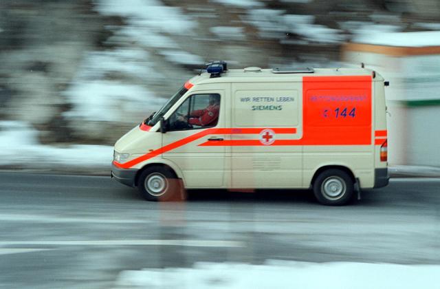 Rettung und Hubschrauber im Einsatz auf der Wolfgangsee Bundesstraße.