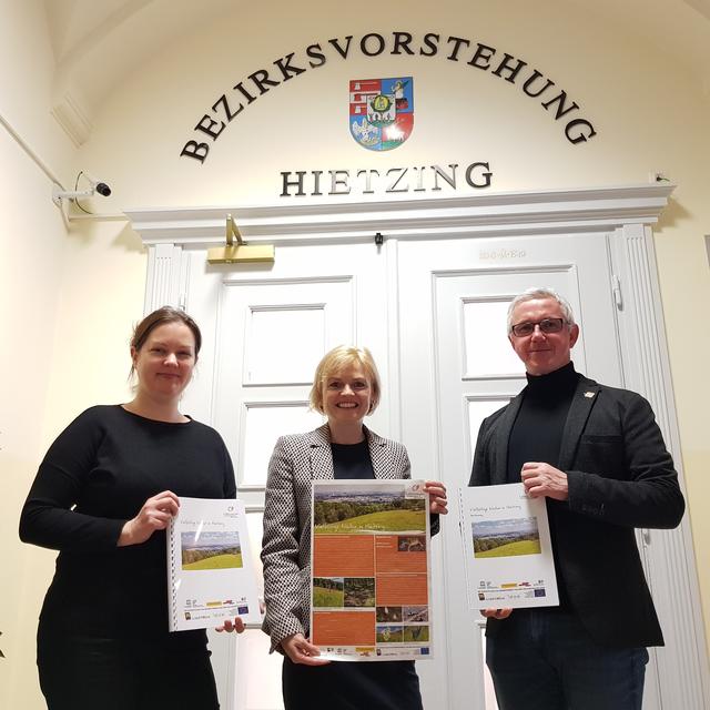 Mag. Johanna Scheiblhofer, Leiterin Projektmanagement BPWW, der Direktor des Biosphärenparks Wienerwald Dipl. Ing. Andreas Weiß und Bezirksvorsteherin Mag. Silke Kobald bei der Übergabe des Bezirksberichtes. (v.l.)