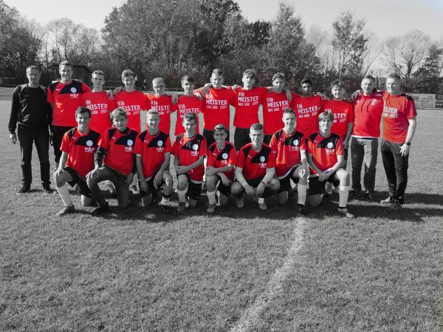 Das Meisterteam: stehend von links: Ronald Goger, Trainer Marc Bischof, Marco Fink, Philipp Goger, Noel Lang, Bernhard Marth, Philipp Schiller, Julian Strobl, Florian Bischof, Asam Mahmood, Tobias Holper, Gerald Halper, Trainer: Andreas Strobl
hockend von links: Leon Kinelly, Sebastian Grandits, Fabian Schiller, Julian Ziermann, Rafael Luca, Mikele Putz, Simon Fink, Jonas Sifkovits, nicht am Foto Noah Juan Gabriel Fenz und Simon Pieler
