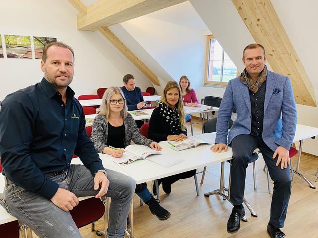 Vitalakademie-Geschäftsführer Mario Weingartler (li.) und Gut Aiderbichl-Geschäftsführer Dieter Ehrengruber (re.) freuen sich über die Zusammenarbeit.