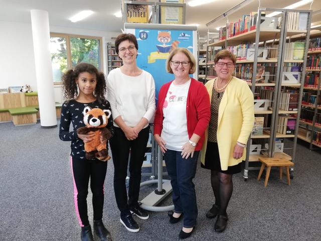 Lola Lechner, Büchereimitarbeiterin Margit Kienast, Büchereileiterin Maria Glaser und Bürgermeisterin Josefa Geiger freuen sich auf die Vorlesestunden.