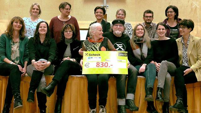 Frizzey Greif und Christine Jarosch mit dem emphatischen Lehrerteam der VS Prutz.