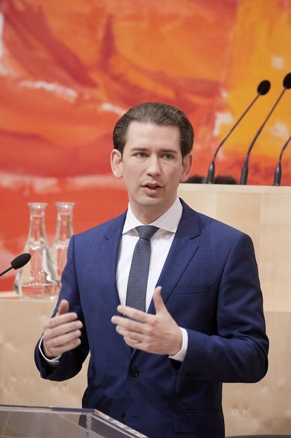 Sebastian Kurz (ÖVP) lobt das Regierungsprogramm, es vereine das beste aus beiden Lagern.