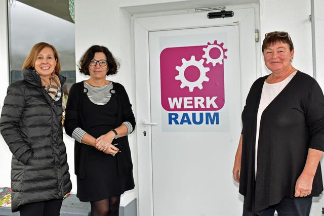 Freuen sich über die sanierten Räumlichkeiten im WerkRaum des Vereins Tafie in Vomp: v.li. Soziallandesrätin Gabriele Fischer, WerkRaum-Leiterin Brigitte Huter-Pomarolli und Ingrid Mair, Geschäftsführerin des Vereins Tafie.