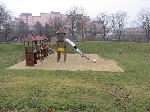 Der Spielplatz zwischen Tetmajergasse und Dunantgasse ist in die Jahre gekommen.